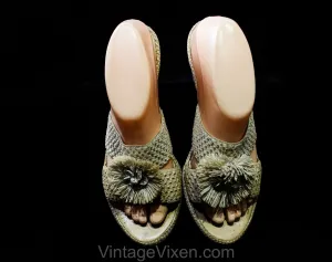 Size 8 Tiki 1950s Sandals - Off White Faux Straw & Braid Summer Shoes - 50s Resort Chic Peep Toes with Wedge Heels - Ceramic Flowers