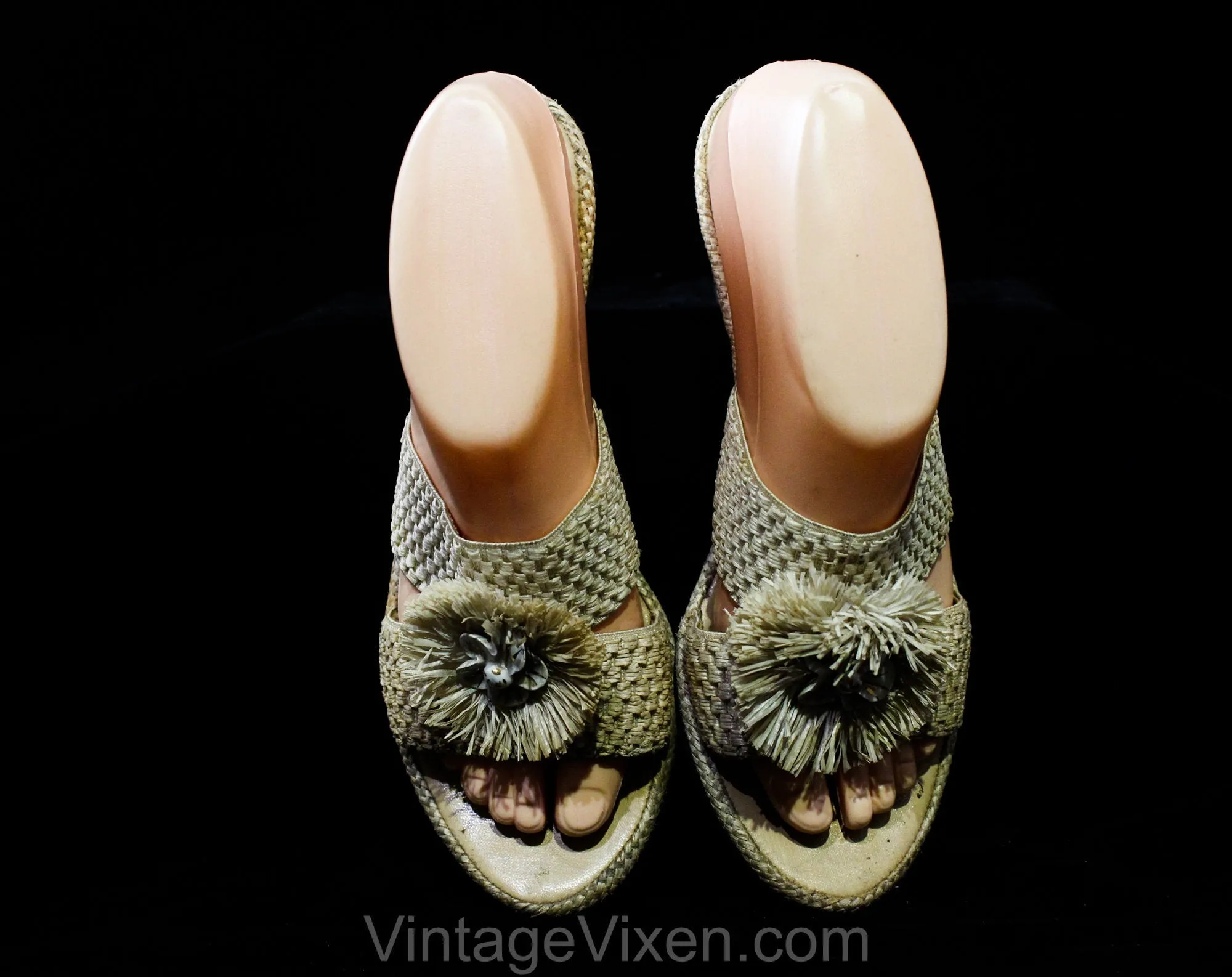 Size 8 Tiki 1950s Sandals - Off White Faux Straw & Braid Summer Shoes - 50s Resort Chic Peep Toes with Wedge Heels - Ceramic Flowers