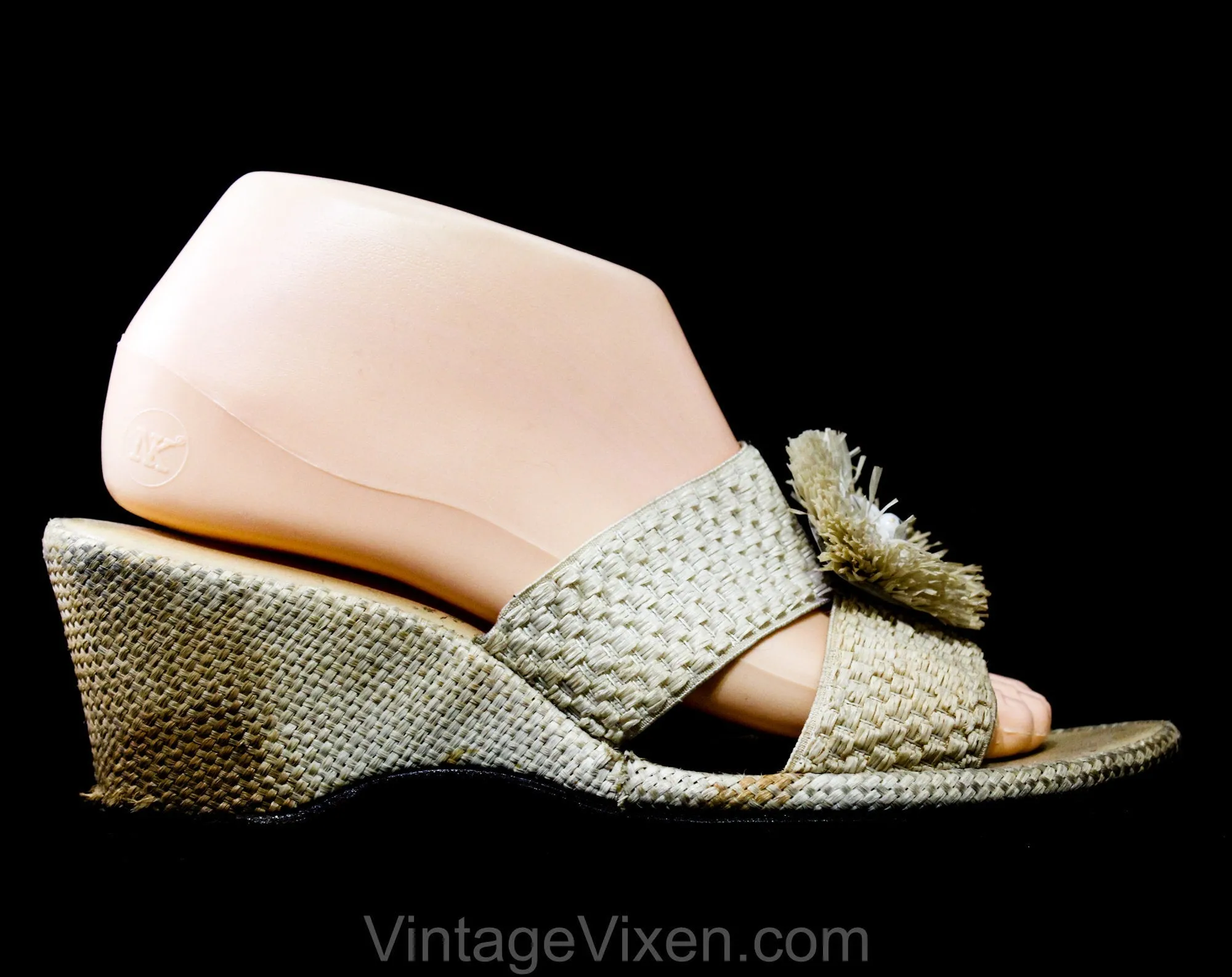 Size 8 Tiki 1950s Sandals - Off White Faux Straw & Braid Summer Shoes - 50s Resort Chic Peep Toes with Wedge Heels - Ceramic Flowers