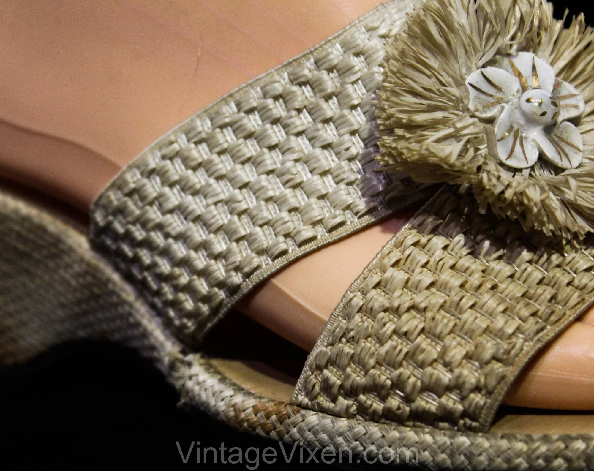 Size 8 Tiki 1950s Sandals - Off White Faux Straw & Braid Summer Shoes - 50s Resort Chic Peep Toes with Wedge Heels - Ceramic Flowers